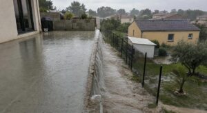 Terrasse au fond du jardin : cette erreur avec le béton peut vous valoir l’huissier au premier gros orage
