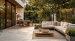 Terrasse en composite foncé : ces deux matériaux qu&rsquo;on croyait démodés vont la remplacer chez les paysagistes dès 2026