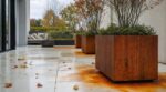Terrasse en pierre claire : ce que l’acier Corten fait à vos dalles neuves en deux ans risque de vous coûter cher