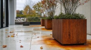 Terrasse en pierre claire : ce que l’acier Corten fait à vos dalles neuves en deux ans risque de vous coûter cher