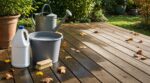 Terrasse : ne faites plus cette erreur avec l’eau de Javel avant l’automne, vos lames et votre jardin n’y résisteront pas