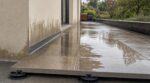 Terrasse sur plots : si une flaque revient toujours au même endroit, vous oubliez ce geste qui protège vos murs