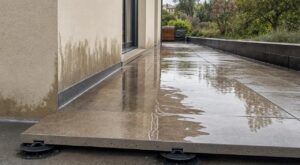 Terrasse sur plots : si une flaque revient toujours au même endroit, vous oubliez ce geste qui protège vos murs