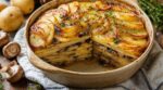Tout le monde noie son gratin de pommes de terre dans la crème : ce millefeuille aux champignons fait bien mieux sans