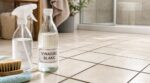 Vinaigre blanc sur les joints noircis : ce réflexe « propre » les détruit… sauf si vous respectez cette règle simple