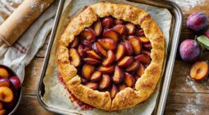 Voici la tarte rustique aux prunes sans moule que je refais chaque week-end et le geste secret qui évite de tout gâcher