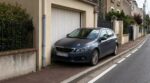 Vous garez votre voiture devant votre garage ? Cette règle du Code de la route peut vous coûter très cher
