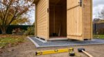 Abri de jardin : cette étape au sol avant d'ouvrir le carton que les poseurs font sauve votre porte à l'automne