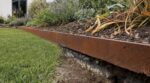 Acier corten au jardin : ce n'est pas la rouille qui fait jaunir vos plantes, mais cette erreur cachée sous la terre