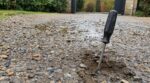 Allée en gravier : après la pluie d'octobre, enfoncez cet outil de bricolage, ce qui remonte doit vous inquiéter