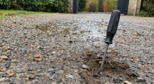 Allée en gravier : après la pluie d'octobre, enfoncez cet outil de bricolage, ce qui remonte doit vous inquiéter