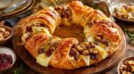 Apéro : cette couronne feuilletée au brie fait oublier les cubes de jambon, mais gare à ce geste