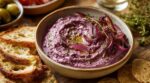 Apéro : cette tartinade aux oignons rouges rôtis, plus douce qu'une tapenade, cache un twist à tester dès ce week-end
