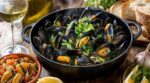 Arrêtez de faire bouillir vos moules : ce moine-cuisinier les cuit à la vapeur avec ce seul liquide du placard