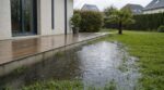 Avant de refaire votre jardin, évitez cette erreur qui fait stagner l’eau pile contre la maison à chaque orage
