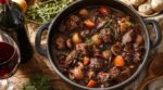 Bœuf bourguignon : cette cuisson en 2 temps préparée la veille rend la viande folle de tendreté si vous évitez ce geste