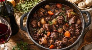 Bœuf bourguignon : cette cuisson en 2 temps préparée la veille rend la viande folle de tendreté si vous évitez ce geste