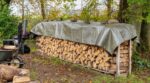 Bois de chauffage : cette façon de bâcher votre tas que tout le monde croit bien faire fait moisir vos bûches