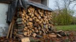 Bois de chauffage : cette méthode « parfaite » pour ranger votre tas le fait s’écrouler et pourrir en quinze jours