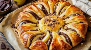 Ce dessert poire-chocolat en pâte feuilletée bluffe tout le monde au goûter, à tester ce week-end avec 7 ingrédients