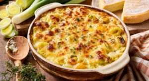 Ce gratin de poireaux au reblochon façon tartiflette fait adorer les légumes aux enfants si vous changez juste ça