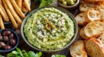 Ce soir à l'apéro, oubliez le guacamole : cette crème verte sans cuisson prête en 10 min fait tout disparaître