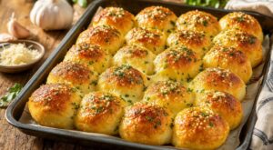 Ces briochettes moelleuses à l'ail et au fromage font un carton à l'apéro, ne faites plus cette erreur qui les gâche