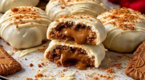 Ces cookies au speculoos Lotus Biscoff sous coque de chocolat blanc cachent un cœur coulant : cette erreur les ruine