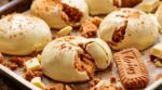 Ces cookies au spéculoos Lotus sous coque blanche cachent une surprise fondante que vos invités ne soupçonnent pas