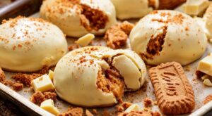 Ces cookies au spéculoos Lotus sous coque blanche cachent une surprise fondante que vos invités ne soupçonnent pas