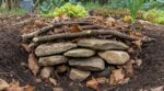 Couleuvres et crapauds : pourquoi creuser une fosse de 80 cm en lisière avant novembre change tout pour stopper les limaces au potager