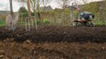 Deux jardiniers ont préparé leur potager le même week-end d'avril : un seul a délaissé le motoculteur pour aérer le sol sur 50 cm