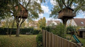 Deux voisins montent la même cabane perchée : cette erreur discrète oblige l'un d'eux à la démonter, pas la clôture