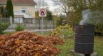 Deux voisins ont brûlé leurs feuilles mortes au jardin, l'un sous la pluie, l'autre par canicule : c'est la police municipale qui a tranché