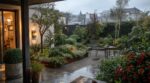 Deux voisins ont planté leurs arbustes persistants au même endroit : un seul profite encore de son jardin sous la pluie de février