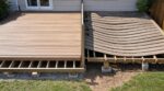 Deux voisins ont posé la même terrasse en bois le même week-end : deux étés plus tard, un seul doit soulever l'ensemble de ses lames