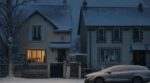 Deux voisins rallument leur poêle à granulés un soir de coupure en janvier : un seul aura encore 20 degrés dans son salon au réveil