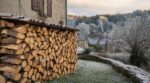 Deux voisins se chauffent au bois tout l'hiver : un seul n'a rien payé pour ses stères grâce à une vieille règle en mairie dès octobre