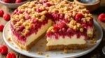 Dimanche : ce gâteau allemand aux framboises façon cheesecake-crumble préparé la veille cache un secret
