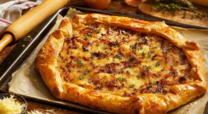 Dimanche soir : cette tarte rustique oignons–comté à moins de 6 € et son pliage secret mettent tout le monde d'accord