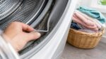 Elle lavait tout son linge à 30 °C depuis deux ans : ce que le réparateur a trouvé sous le joint du lave-linge explique l'odeur des serviettes