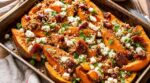 Épuisé(e) le soir ? Ce plat de patates douces rôties en 40 min régale tout le monde avec un crumble sucré-salé