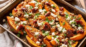 Épuisé(e) le soir ? Ce plat de patates douces rôties en 40 min régale tout le monde avec un crumble sucré-salé