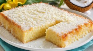 Gâteau coco : cette technique au lait concentré le rend si fondant qu'on le mange à la cuillère