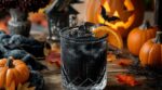 Halloween : vous servez encore ce punch orange ? Ce cocktail noir va littéralement faire taire vos invités