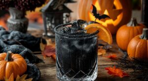 Halloween : vous servez encore ce punch orange ? Ce cocktail noir va littéralement faire taire vos invités