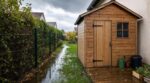 Il a collé son abri de jardin au grillage pour gagner un mètre : au premier orage d'octobre, c'est l'assurance du voisin qui a écrit