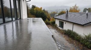 Il a coulé une dalle en béton bien plate devant sa baie vitrée en septembre : au premier orage d'automne, c'est le voisin qui a sonné