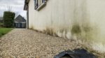 Il a glissé une bâche noire sous le gravier de son allée : au premier hiver pluvieux, c'est le maçon qui lui a montré le bas du mur