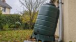 Il a posé son récupérateur d'eau sur le socle en plastique fourni : aux pluies d'octobre, c'est le couvreur qui a regardé sous la cuve